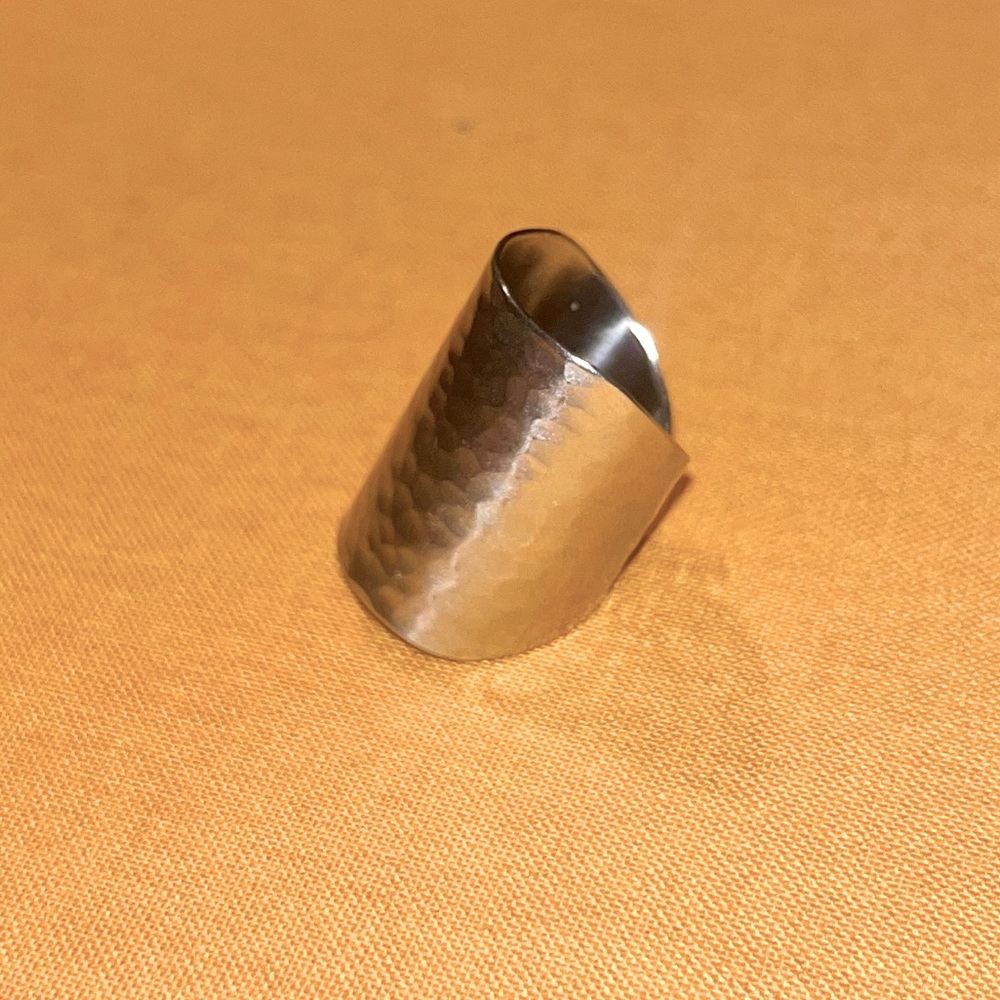 LIKE NEW 2.5cm Tapered stone finish ring